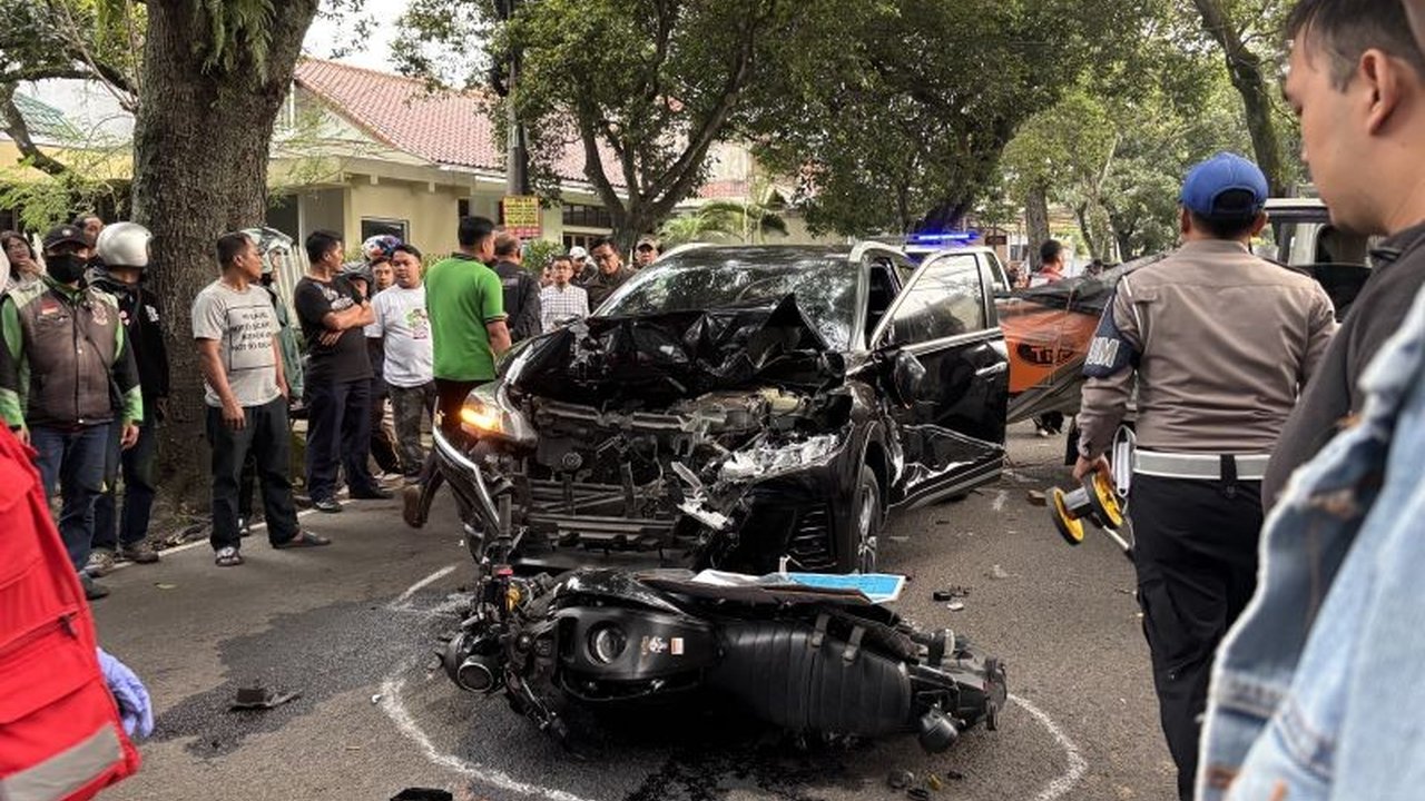 Polrestabes Bandung menetapkan pengemudi mobil Nissan sebagai tersangka atas kecelakaan maut yang menewaskan seorang pelajar SMAN 5 Bandung di Jalan Anggrek, dan kini telah ditahan.