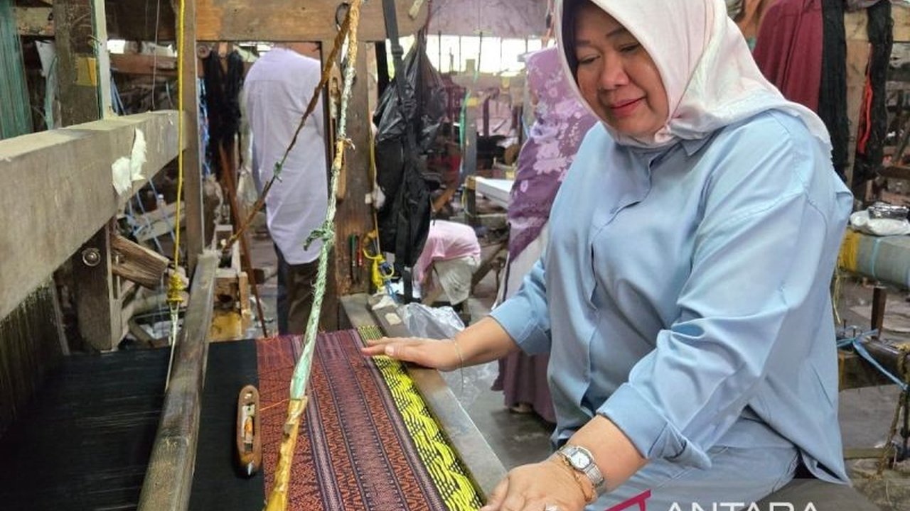 Sekretaris Jenderal MPR RI, Siti Fauziah, melihat prospek tenun Garut sangat bagus, namun terkendala bahan baku impor yang mahal dan penurunan daya beli masyarakat.