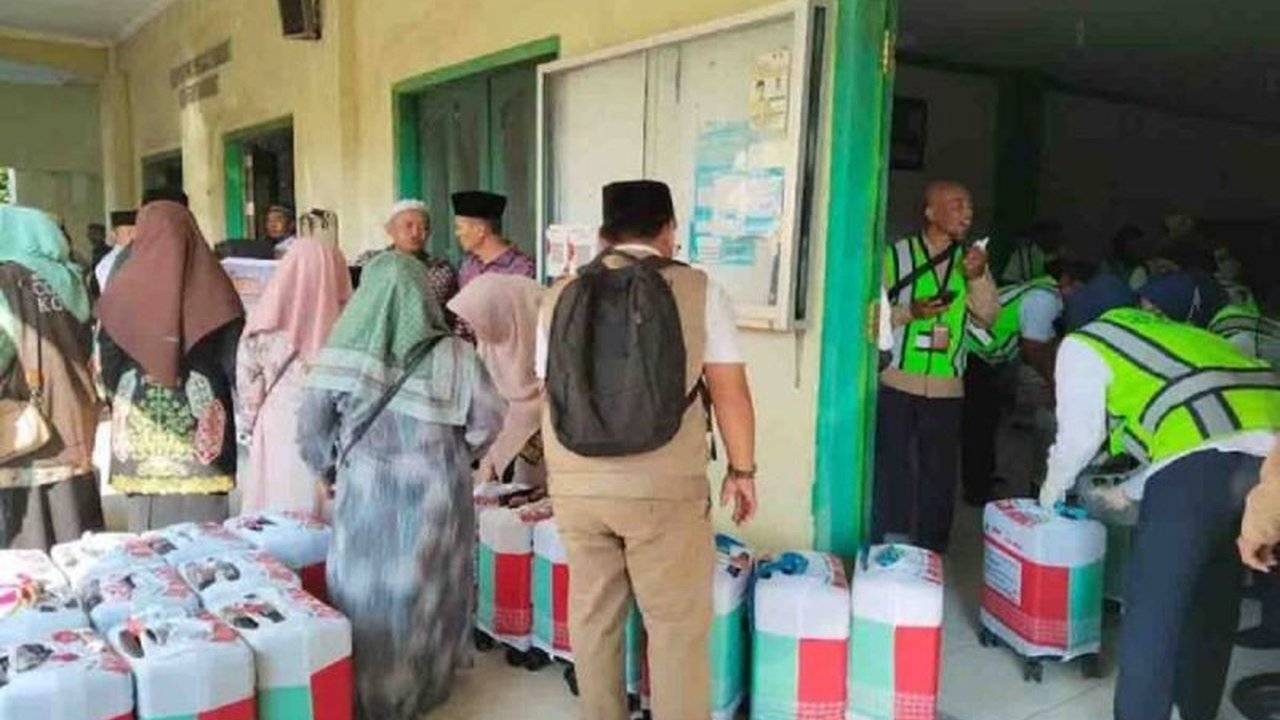 Pemerintah Kabupaten Kotawaringin Barat (Kobar) memfasilitasi transportasi, akomodasi, dan konsumsi 136 calon haji menuju embarkasi Banjarmasin, Kalimantan Selatan.