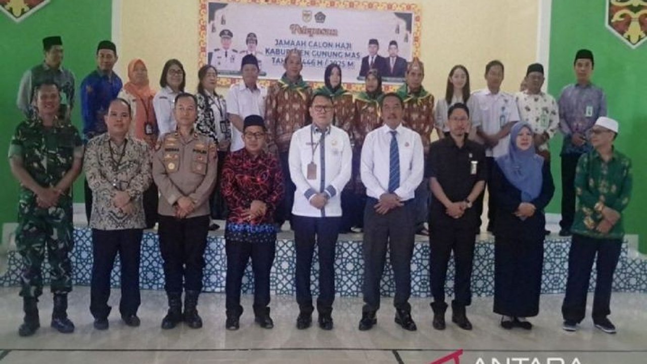 Pemerintah Kabupaten Gunung Mas, Kalimantan Tengah, memfasilitasi pemberangkatan lima jamaah calon haji (JCH) dari Kuala Kurun menuju embarkasi Banjarmasin, Kalimantan Selatan, meliputi transportasi, akomodasi, dan konsumsi.