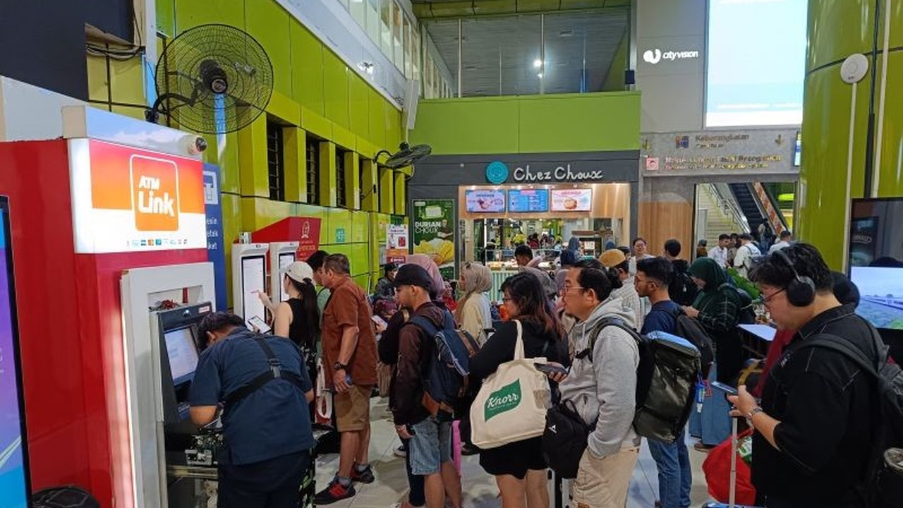 Tingkat okupansi kereta api jarak jauh di Daop 1 Jakarta mencapai 97 persen selama libur Waisak, menunjukkan tingginya minat masyarakat menggunakan kereta api untuk berwisata.