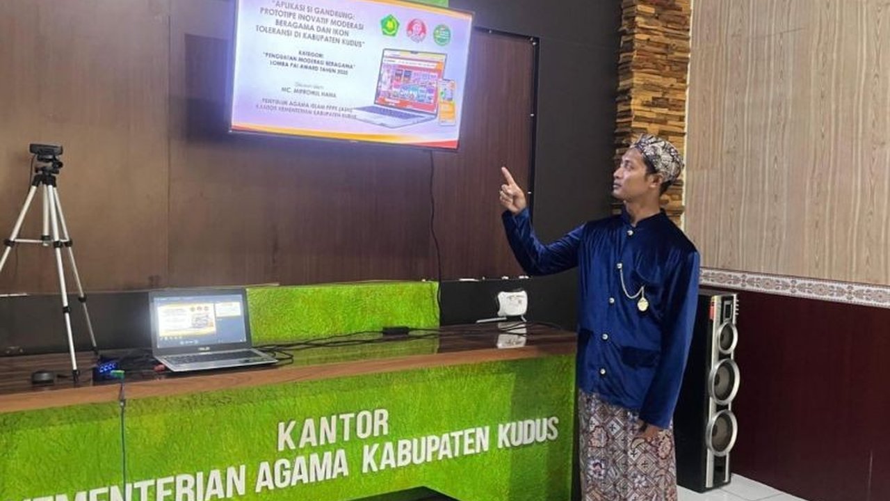 Penyuluh Agama Islam Mifrohul Hana asal Kudus berhasil meraih juara pertama PAI Award 2025 tingkat Provinsi Jawa Tengah berkat inovasi aplikasi Si Gandrung dan karya tulisnya.