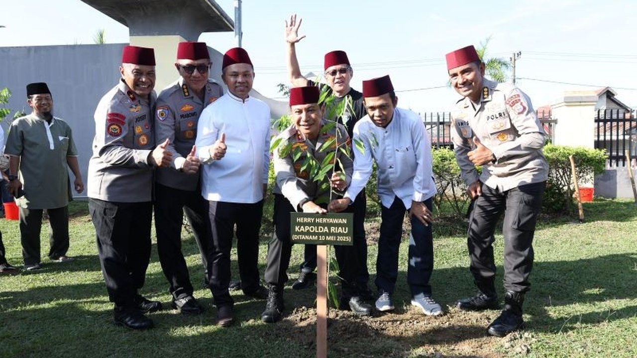 Polda Riau Gelar Penanaman Pohon Bersama Ustadz Abdul Somad dan Rocky Gerung: Kolaborasi Hijau untuk Riau yang Lebih Maju