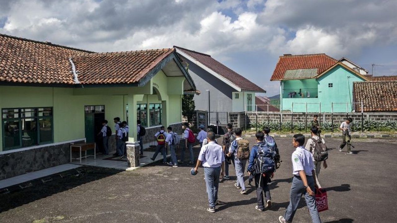 Yayasan PKPA menolak kebijakan Pemprov Jabar mengirim anak bermasalah ke barak militer, menilai pendekatan tersebut tak menyelesaikan akar masalah pengasuhan dan perlindungan anak.