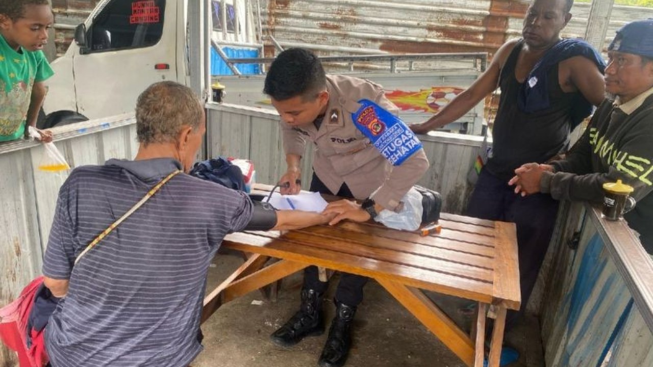 Satgas Keladi Sagu Polres Jayapura memberikan pelayanan pemeriksaan kesehatan gratis kepada warga di Genyem, Kabupaten Jayapura, membantu akses kesehatan bagi masyarakat.