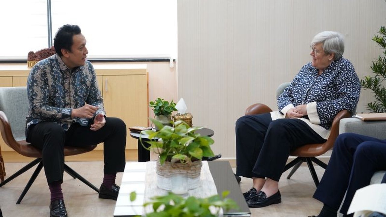 Perwakilan Khusus Inggris untuk Iklim, Rachel Kyte, kunjungi Indonesia untuk memperkuat kerja sama dalam transisi energi adil, pasar karbon, dan keuangan hijau demi mencapai target NDC.