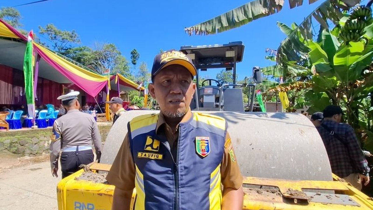 Pemerintah Provinsi Lampung berkomitmen untuk menyambungkan tiga ruas jalan provinsi yang belum tersambung di Kabupaten Tanggamus, Waykanan, dan Lampung Barat secara bertahap guna meningkatkan akses infrastruktur di daerah.