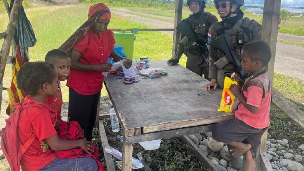 Satgas Damai Cartenz melakukan patroli dialogis di Kenyam, Kabupaten Nduga, Papua Pegunungan, menyapa anak-anak untuk membangun kepercayaan dan menciptakan perdamaian.