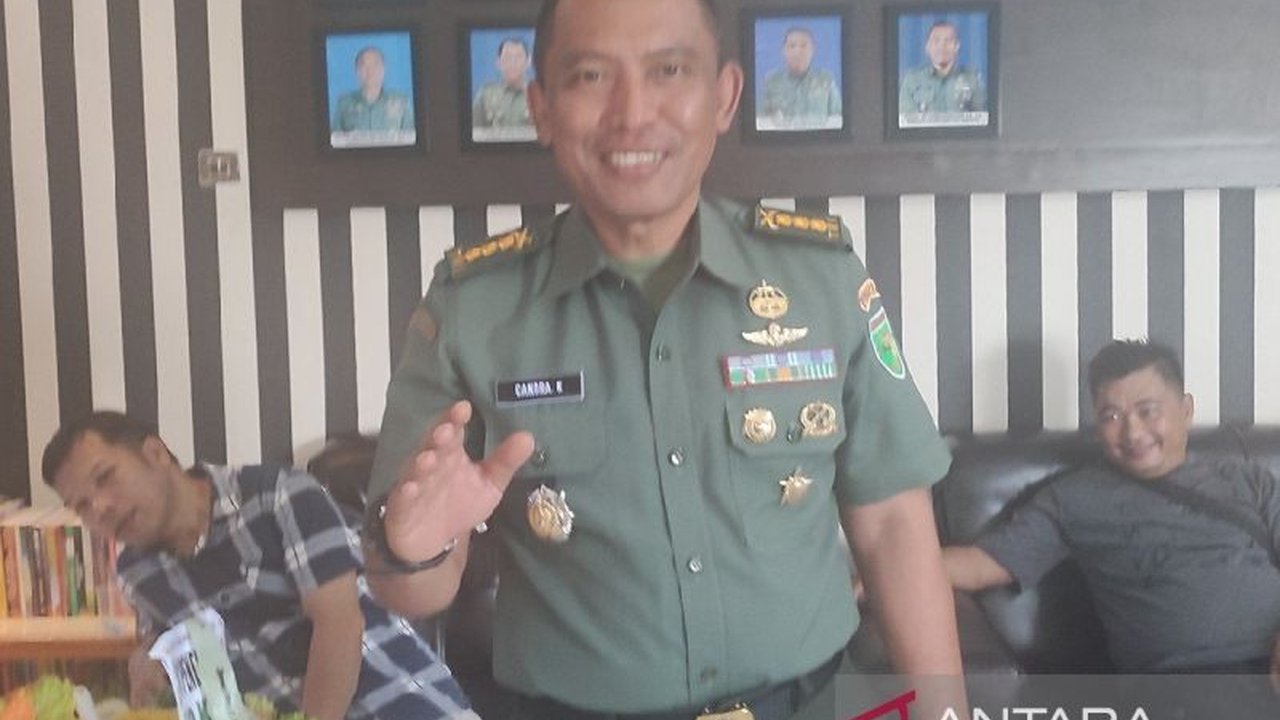 Prajurit TNI menembak mati Bumi Wolo Enumbi, anggota KKB yang masuk DPO, di Kampung Kalome, Kabupaten Puncak Jaya, Papua Tengah; sejumlah barang bukti diamankan.