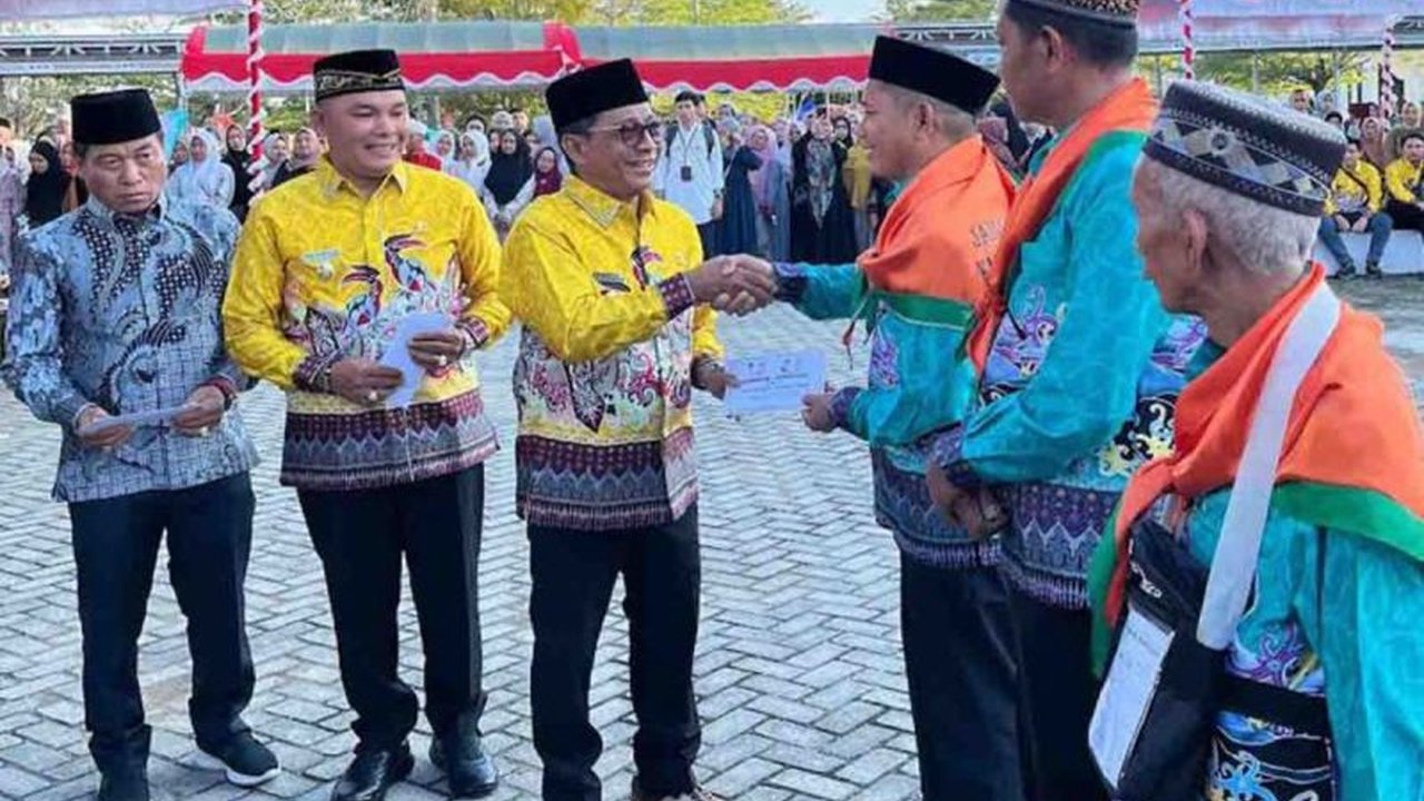 Bupati Murung Raya, Heriyus, memastikan pelayanan maksimal bagi 63 calon jamaah haji (JCH) dari Kabupaten Murung Raya, Kalimantan Tengah, mulai keberangkatan hingga kepulangan dari Tanah Suci.
