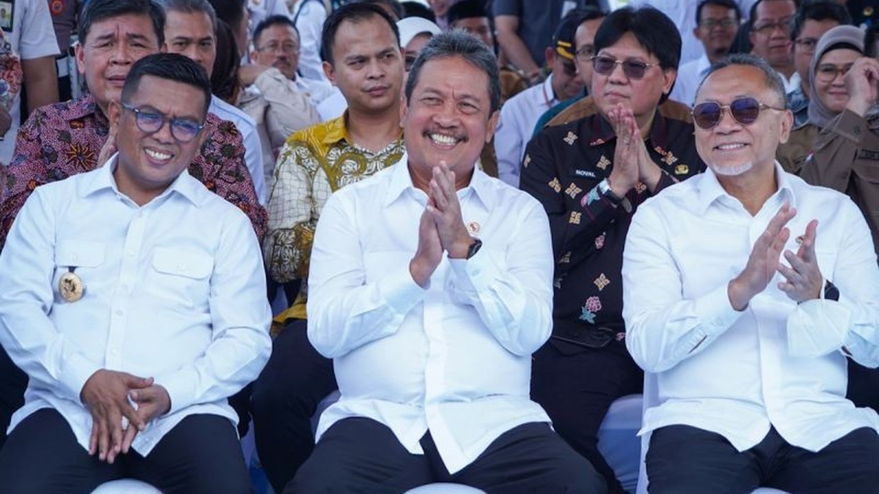 Kementerian Kelautan dan Perikanan (KKP) mendukung Desa Kertasana, Pandeglang, Banten, menjadi pusat budidaya ikan mas koki unggulan nasional untuk meningkatkan perekonomian masyarakat.