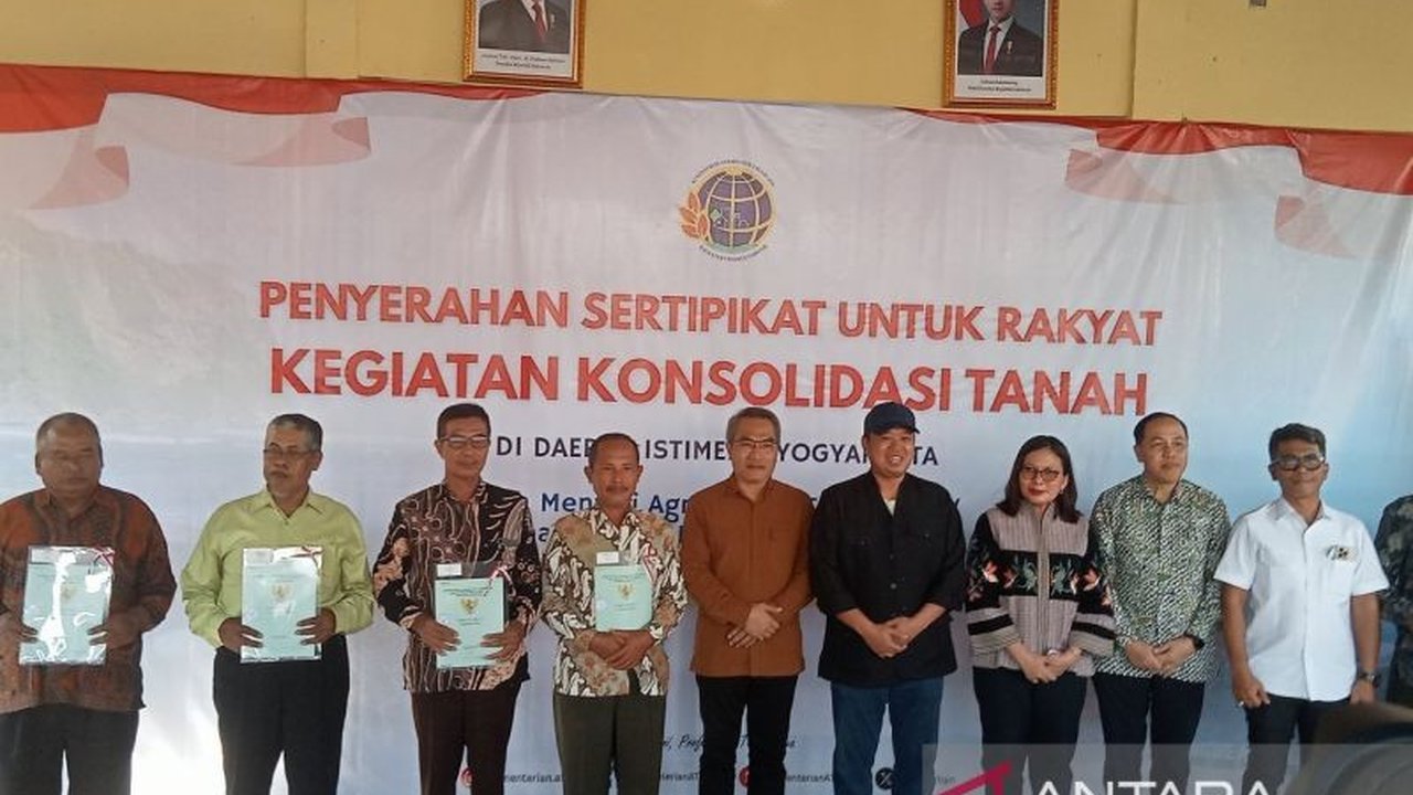 Menteri ATR/BPN, Nusron Wahid, menyerahkan 811 sertifikat tanah hasil konsolidasi seluas 70 hektare di Bantul, Yogyakarta, yang sebelumnya dikenal sebagai 'tanah tutupan Jepang'.