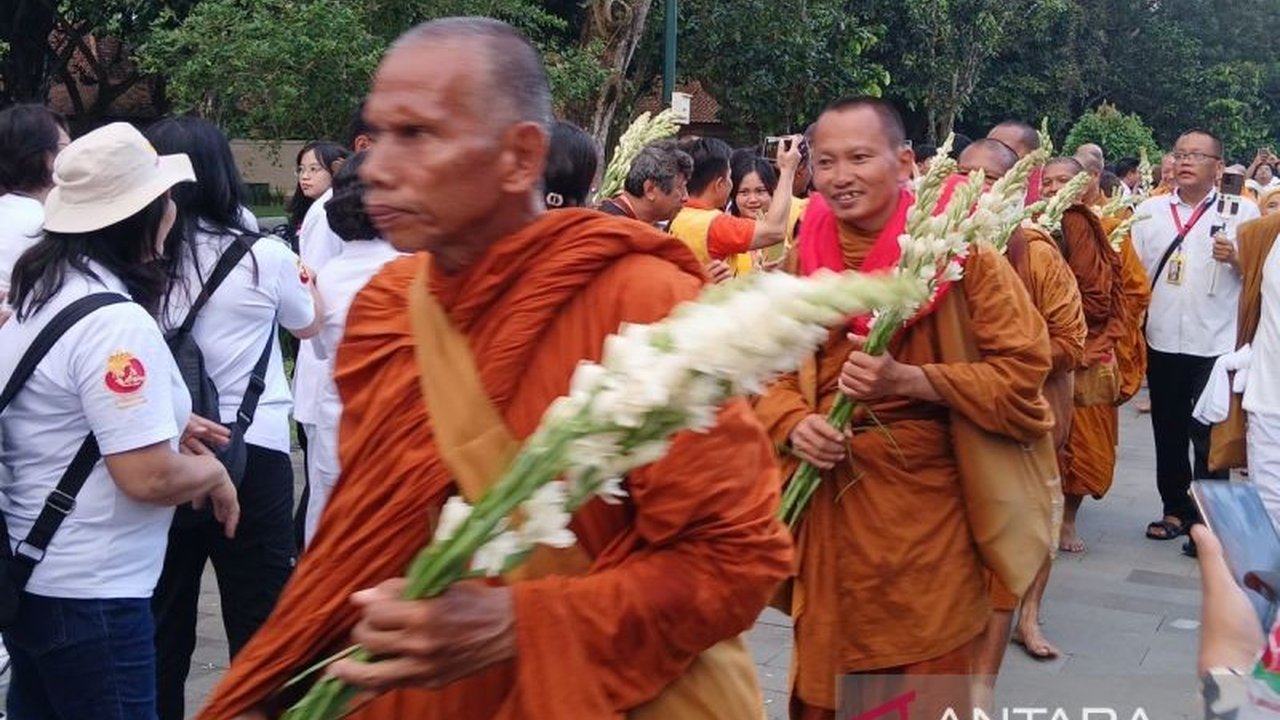 Perjalanan ribuan kilometer berakhir: 36 Biksu Thudong dari Thailand tiba di Candi Borobudur untuk memperingati Waisak 2569 BE, disambut hangat oleh Wakil Menteri Ekonomi Kreatif.