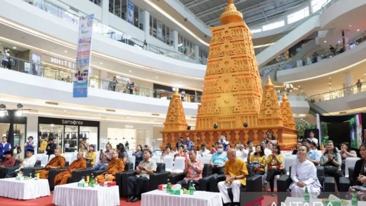 Miniatur Candi Mahabodhi setinggi 12 meter di Samarinda, Kalimantan Timur, raih rekor MURI sebagai Miniatur Candi Mahabodhi Tertinggi di Indonesia, menjadi simbol toleransi dan perdamaian.