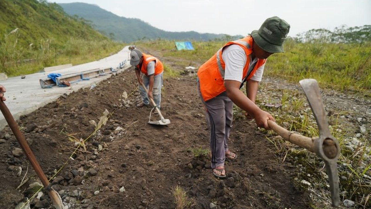 Pemerintah Kabupaten Kediri menganggarkan Rp605 juta dari APBD 2025 untuk memperbaiki jalan menuju Gunung Kelud guna meningkatkan aksesibilitas wisata dan pemantauan vulkanologi.