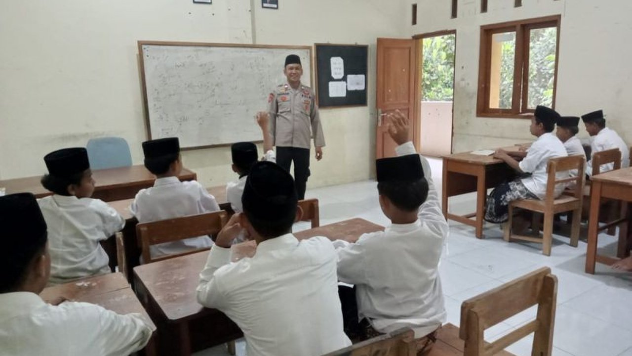 Aiptu Herman Handoko, anggota Polres Tegal, selain bertugas juga mengajar wawasan kebangsaan dan pendidikan karakter di Pondok Pesantren Yatim Piatu Nuuruddaaroin, Slawi, tanpa memungut biaya.