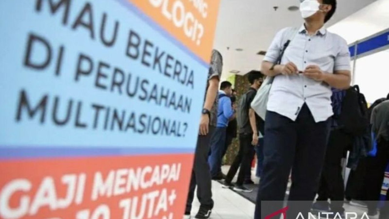 Bupati Karawang menyayangkan banyaknya perusahaan yang tak menginformasikan lowongan kerja ke Disnakertrans, mengakibatkan minimnya informasi lowongan kerja online dan berpotensi pada praktik percaloan.