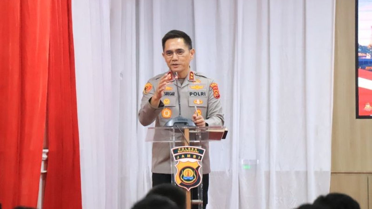 Kapolda Jambi Irjen Pol. Krisno H. Siregar tegaskan larangan tegas bagi personel Polri untuk terlibat dalam aksi premanisme dan aktivitas ilegal, menekankan pentingnya profesionalisme dan integritas.