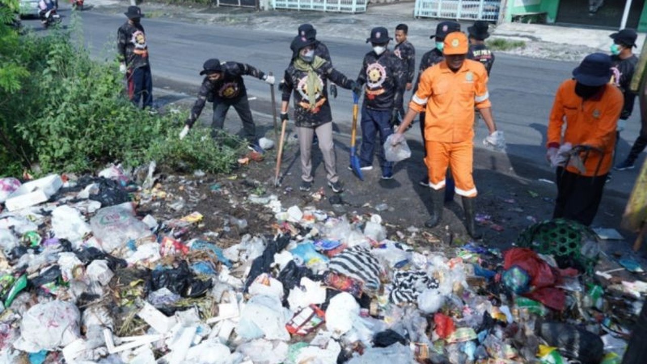 100 Personel Satpol PP Bantul Bersihkan Sampah Liar di Ring Road Selatan