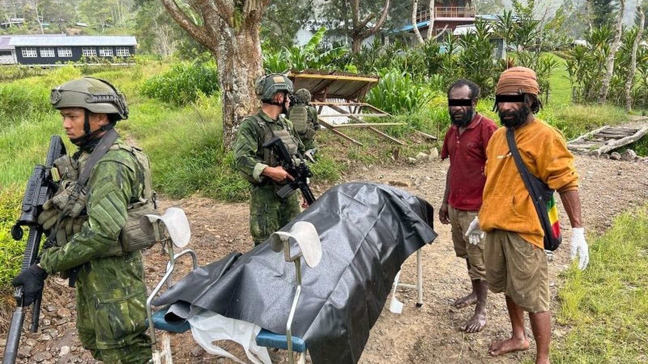 TNI bergerak cepat mengevakuasi korban dan mengamankan wilayah Distrik Anggruk, Yahukimo, Papua Pegunungan, setelah serangan OPM terhadap tenaga pendidik dan kesehatan.