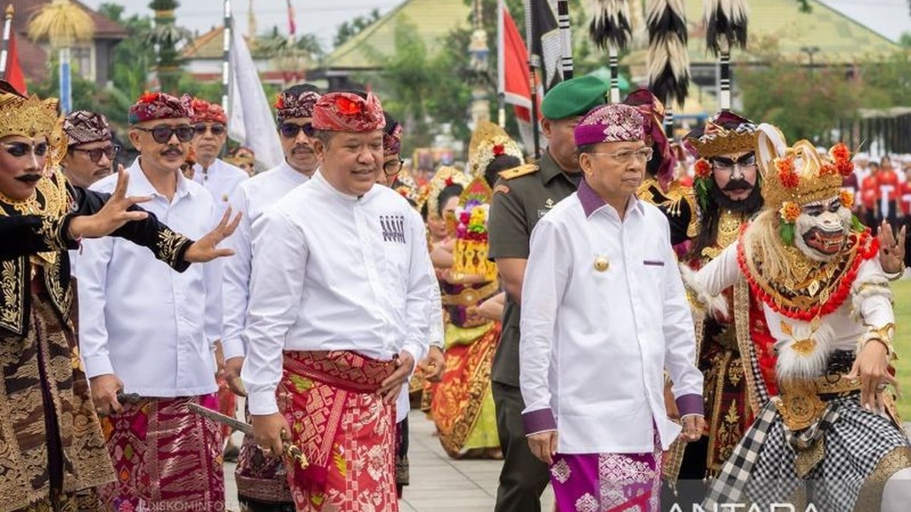 Gubernur Bali, I Wayan Koster, mengajak masyarakat Bangli untuk bersatu dan bergotong royong dalam menyukseskan pembangunan Bali menuju 100 Tahun Bali Era Baru 2025-2125.