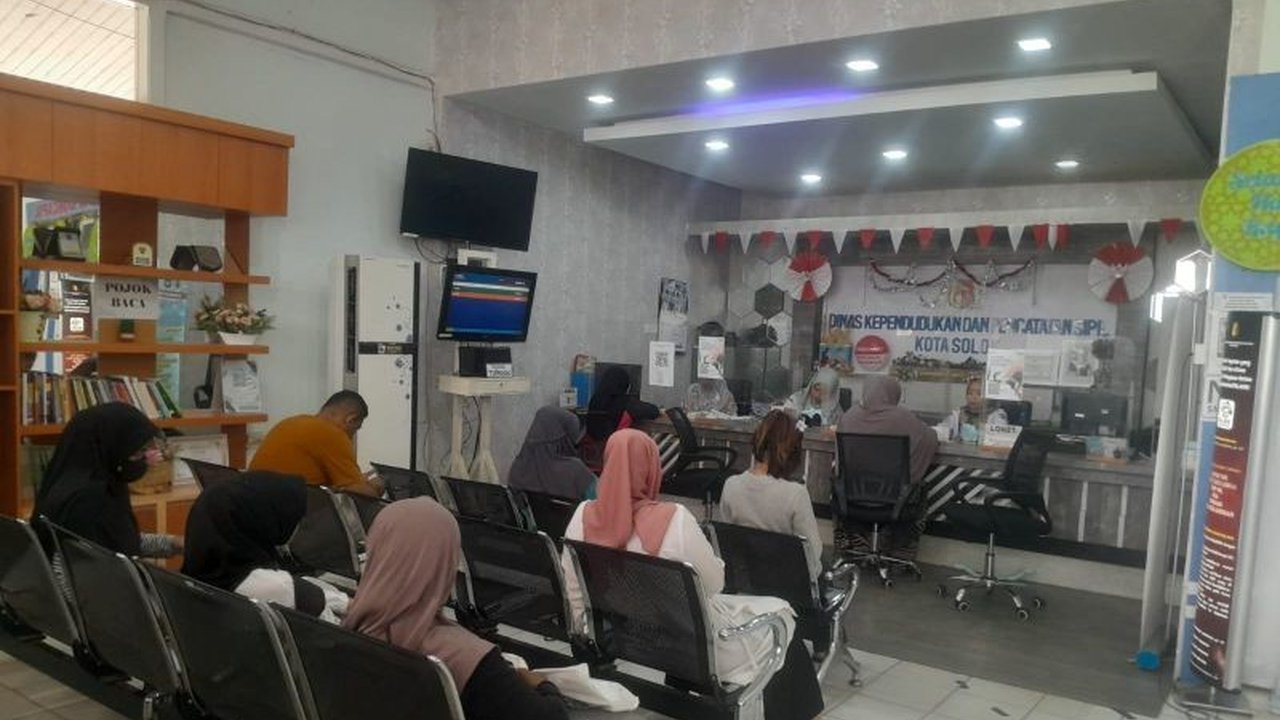 Disdukcapil Kota Solok luncurkan inovasi Pedati Purna untuk mempermudah perubahan data kependudukan pegawai purna tugas, meningkatkan efisiensi dan akurasi data.