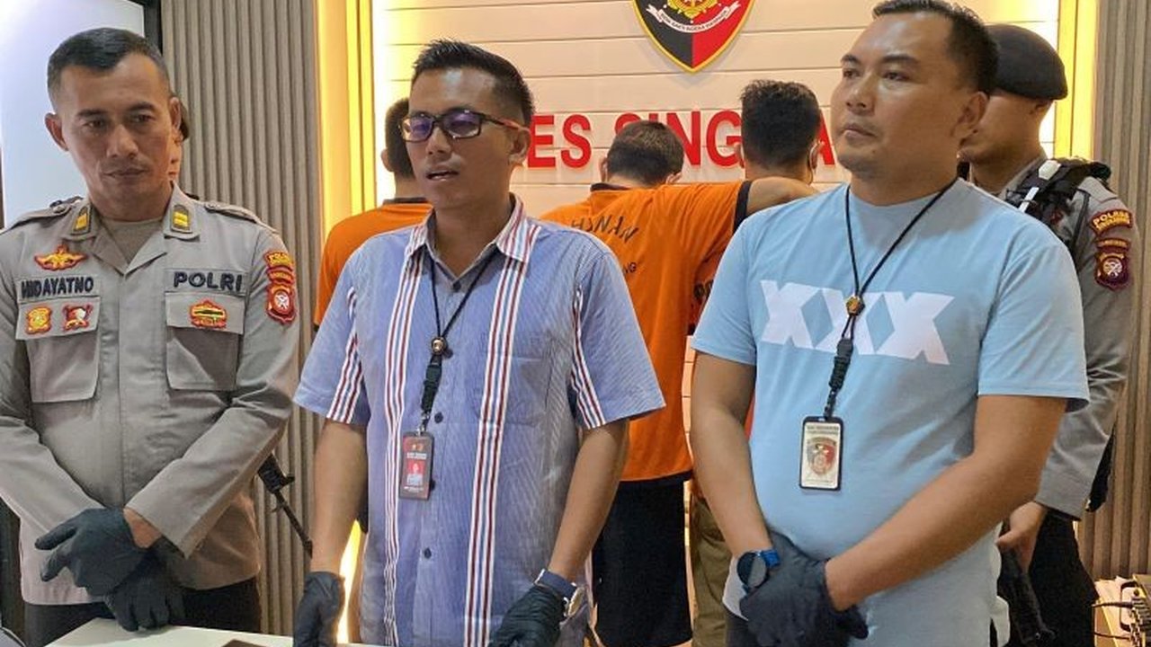 Polres Singkawang ungkap kasus penyiraman air keras terhadap Kepala Bidang Keperawatan RSJ Kalbar karena motif cemburu, tiga pelaku ditangkap dan dijerat pasal penganiayaan berat.