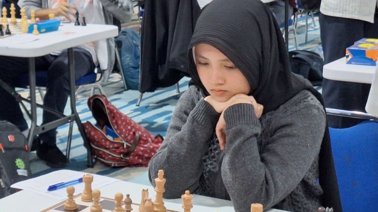Shafira Devi Harfesa, pecatur muda Indonesia, berhasil mengamankan tiket Piala Dunia Catur 2025 setelah menjuarai Asian Zone 3.3 Chess Championship 2025 di Mongolia.