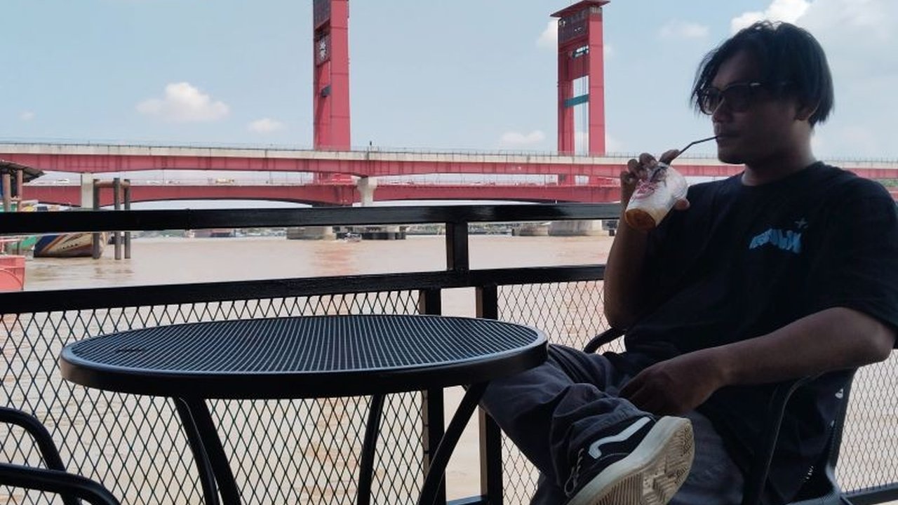 Kafe-kafe di pinggir Sungai Musi, Palembang, menawarkan pengalaman nongkrong unik dengan latar Jembatan Ampera dan pemandangan Sungai Musi yang memukau, mendongkrak kunjungan wisata dan perekonomian lokal.