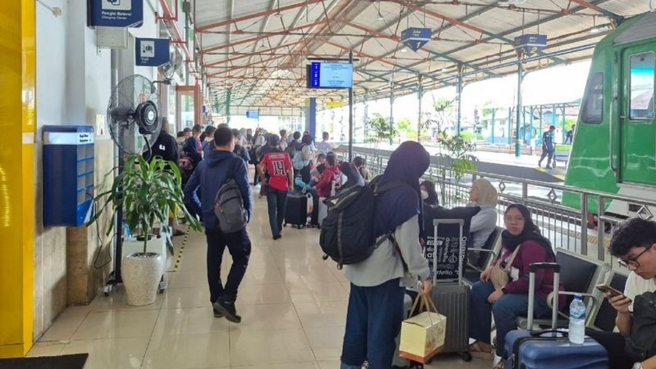Libur panjang Waisak 2025 menyebabkan lonjakan signifikan jumlah penumpang kereta api di Daop 7 Madiun, mencapai peningkatan hingga 46 persen untuk kedatangan dan 29 persen untuk keberangkatan.