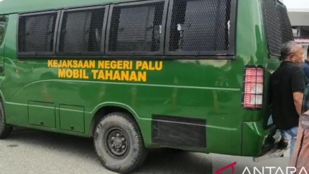 Penyidik Kejagung melimpahkan kasus bank garansi fiktif Bank Sulteng senilai miliaran rupiah ke Kejari Palu, menetapkan beberapa tersangka yang kini berstatus tahanan kota.