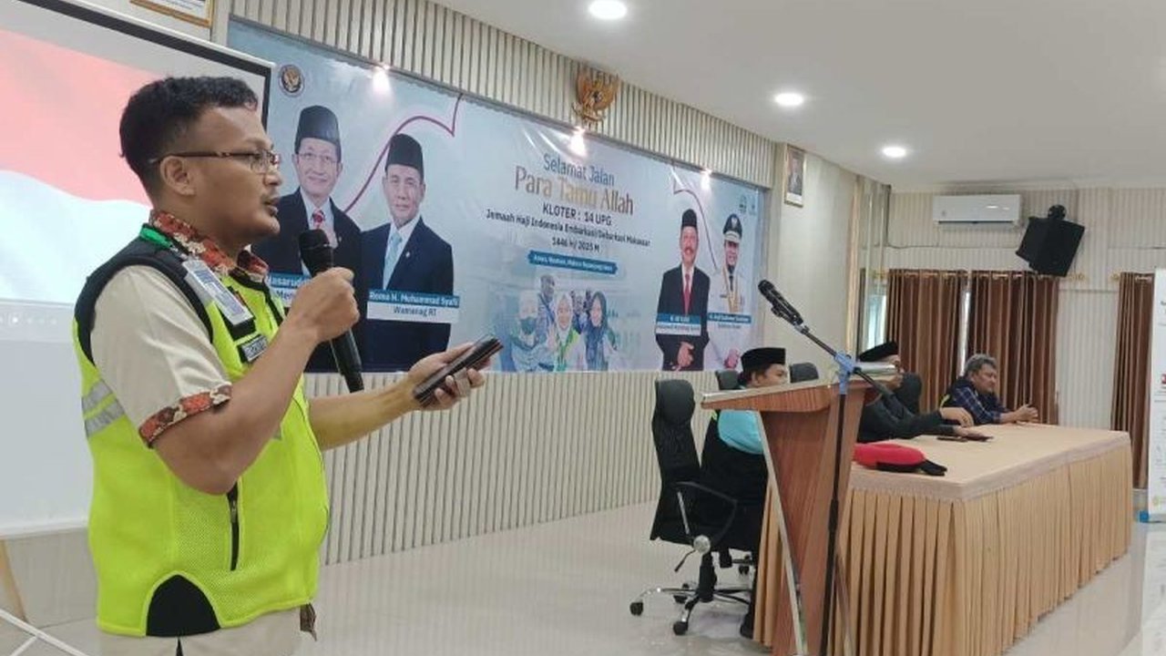 Sebanyak 34 calon haji Tana Toraja diberangkatkan ke Arab Saudi, namun daftar tunggu haji di daerah tersebut mencapai 25 tahun akibat tingginya animo dan kuota yang terbatas.