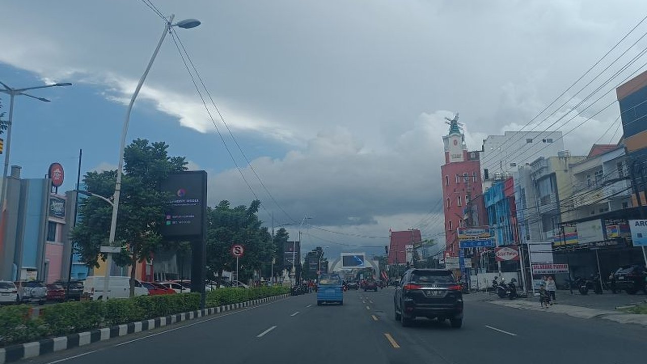 BMKG memperingatkan potensi hujan lebat disertai angin kencang di sebagian besar wilayah Sulawesi Utara hingga 12 Mei 2025, berpotensi mengakibatkan bencana.