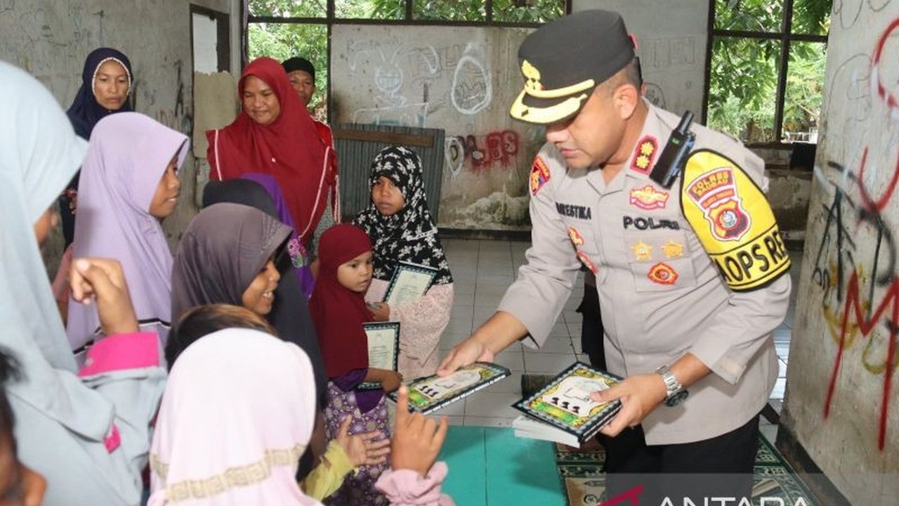 Kapolres Baubau, AKBP Mayestika Hidayat, menyalurkan buku Iqro kepada anak jalanan dalam program Jumat Berkah, bertujuan menumbuhkan semangat belajar agama dan mempererat hubungan polisi dengan masyarakat.
