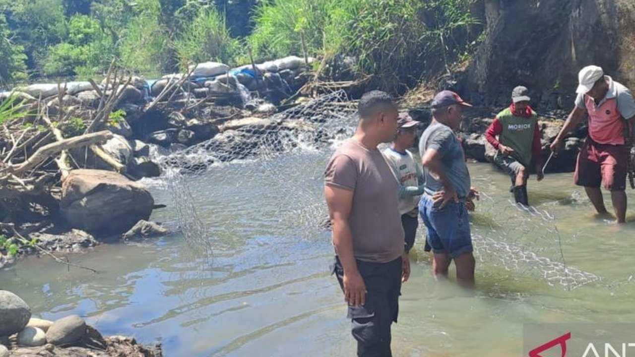 Personel gabungan TNI-Polri dan warga Desa Poco Rutang, Manggarai Barat, NTT bahu-membahu memperbaiki saluran bendungan Wae Sesap yang rusak akibat banjir, demi menjaga produktivitas pertanian setempat.