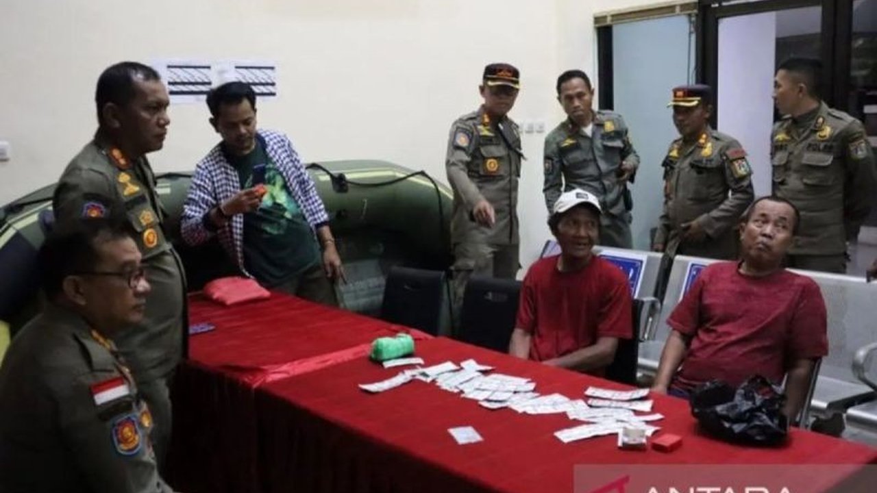 Satpol PP DKI Jakarta berhasil mengamankan 1.766 butir obat keras ilegal dalam razia yang dilakukan sejak Senin (5/5) di beberapa wilayah Jakarta; razia akan terus berlanjut.