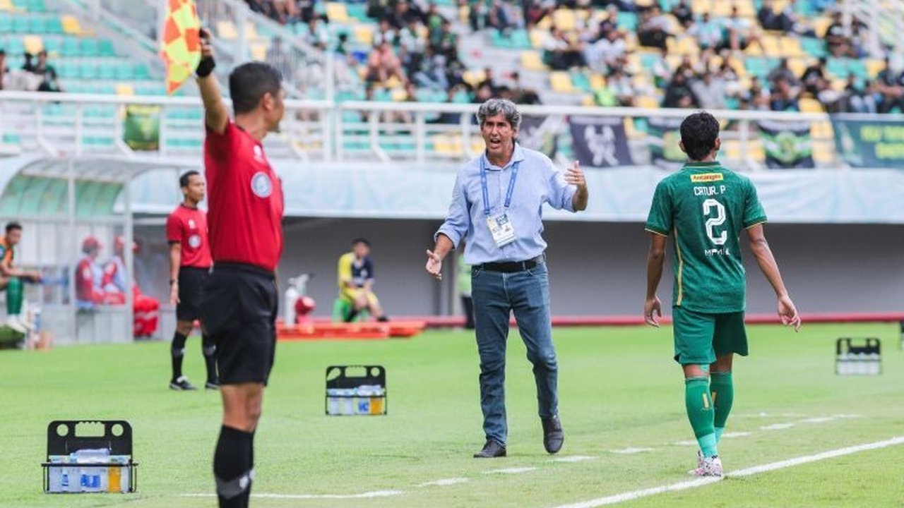 Pelatih Bali United, Stefano Cugurra alias Teco, kecewa dengan kinerja VAR dan wasit Liga 1 setelah kekalahan 0-3 timnya dari Persija, mendesak peningkatan kualitas wasit lokal dan transparansi evaluasi kinerja wasit.