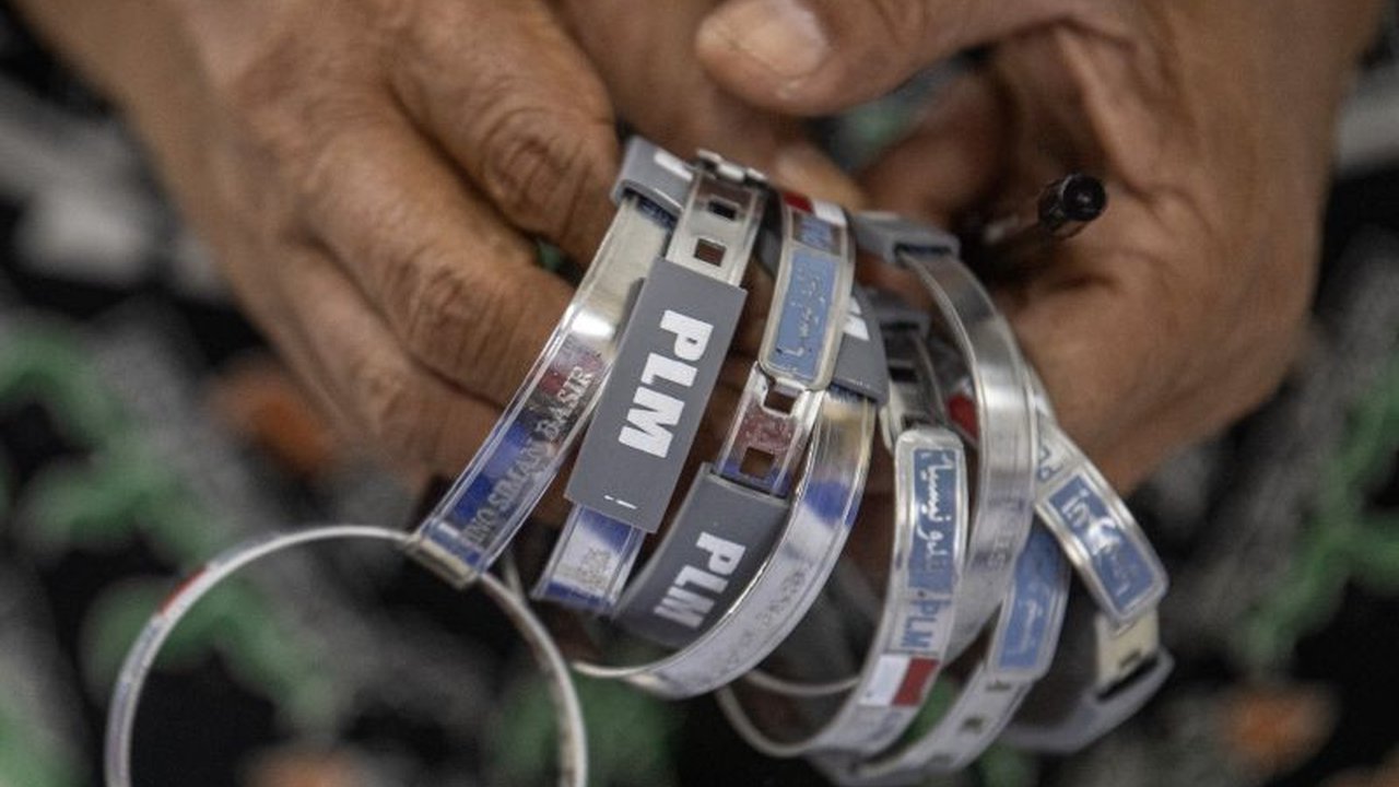 PPIH Embarkasi Medan meminta seluruh jamaah calon haji (JCH) asal Sumatera Utara untuk selalu mengenakan gelang identitas selama di Tanah Suci guna mencegah hal-hal yang tidak diinginkan.