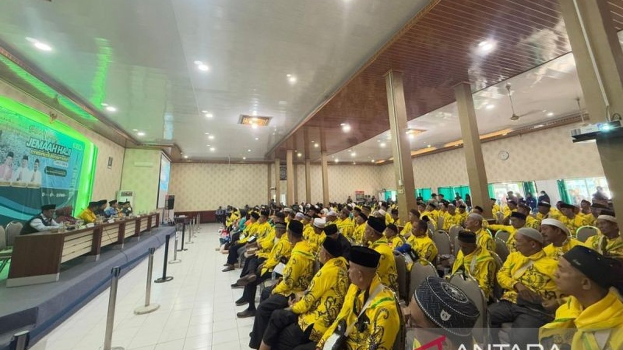Jamaah Calon Haji (JCH) dari Palangkaraya, Barito Selatan, dan Murung Raya, Kalimantan Tengah, telah tiba di Asrama Haji Banjarbaru dan bersiap berangkat ke Tanah Suci untuk menunaikan ibadah haji tahun 2025.