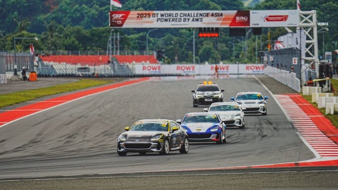 Pembalap Fitra Eri raih juara pertama Race 1 Subaru BRZ Super Series di Sirkuit Mandalika dengan catatan waktu 33 menit 17,251 detik, unggul atas Rio S.B dari Rizgy Motorsport.