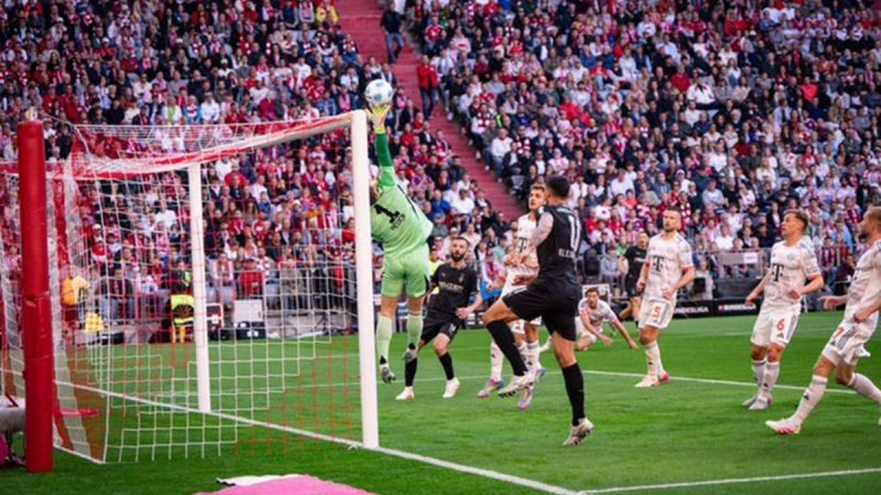 Bayern Munchen amankan gelar juara Liga Jerman usai menang telak 2-0 atas Monchengladbach, gol dicetak Harry Kane dan Michael Olise.