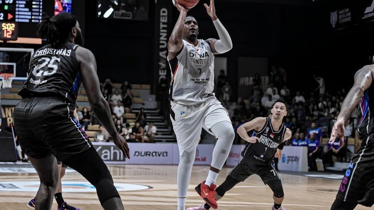 Dewa United Banten memecahkan rekor kemenangan beruntun mereka sendiri dengan mengalahkan Hangtuah Jakarta 90-82 di IBL 2025, sekaligus kembali ke puncak klasemen.
