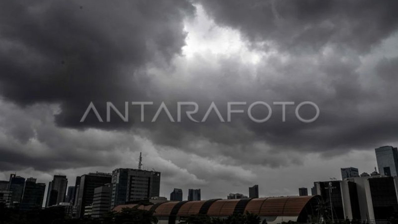 BMKG memprediksi hujan sedang hingga lebat akan melanda 35 provinsi di Indonesia pada Minggu, dengan potensi bencana hidrometeorologi seperti banjir dan tanah longsor.