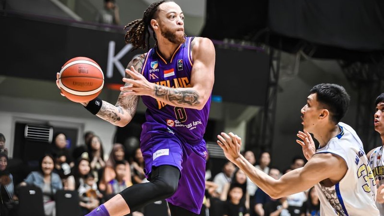 Prawira Bandung berhasil membalikkan keadaan dan mengalahkan Tangerang Hawks dengan skor 77-74 pada pertandingan Indonesian Basketball League (IBL) 2025 di Tangerang.