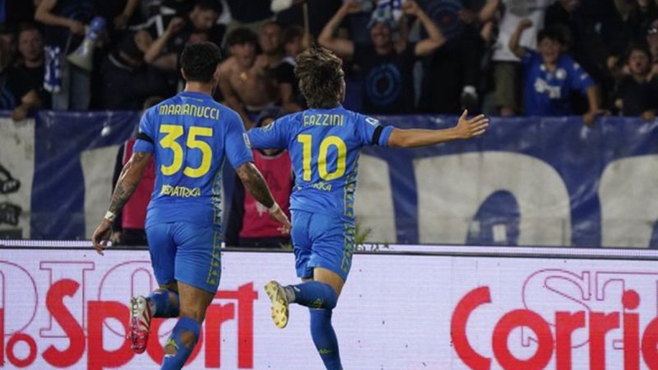 Empoli berhasil keluar dari zona degradasi Liga Italia setelah meraih kemenangan dramatis 2-1 atas Parma pada pekan ke-36, diwarnai kartu merah dan sejumlah peluang emas.