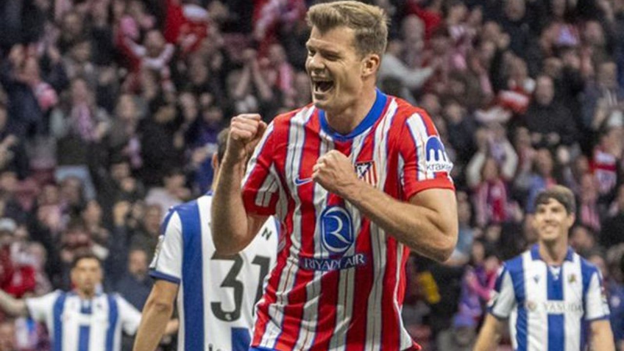 Alexander Sorloth menjadi bintang kemenangan Atletico Madrid atas Real Sociedad dengan empat golnya dalam 30 menit, menjaga asa tipis juara Liga Spanyol.