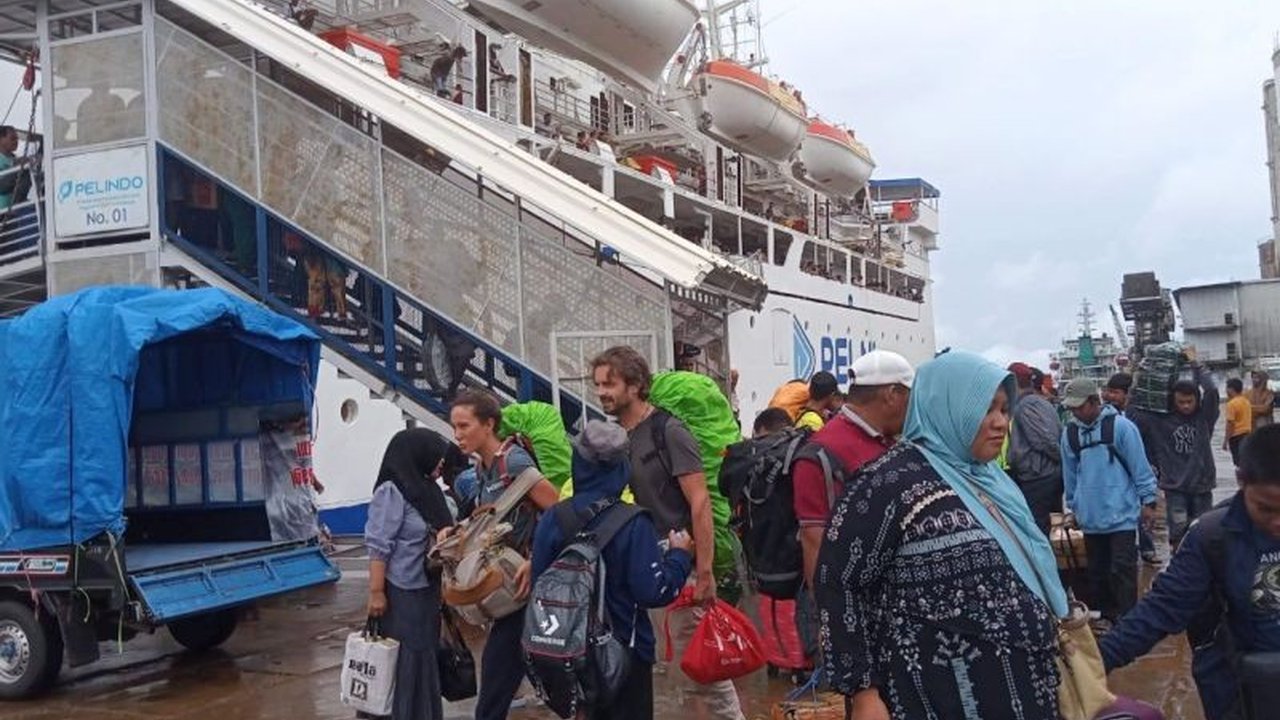 PT Pelindo Regional 4 Ambon melakukan pembenahan menyeluruh di Terminal Penumpang Pelabuhan Ambon untuk meningkatkan kenyamanan dan keamanan penumpang, termasuk penertiban pedagang asongan.