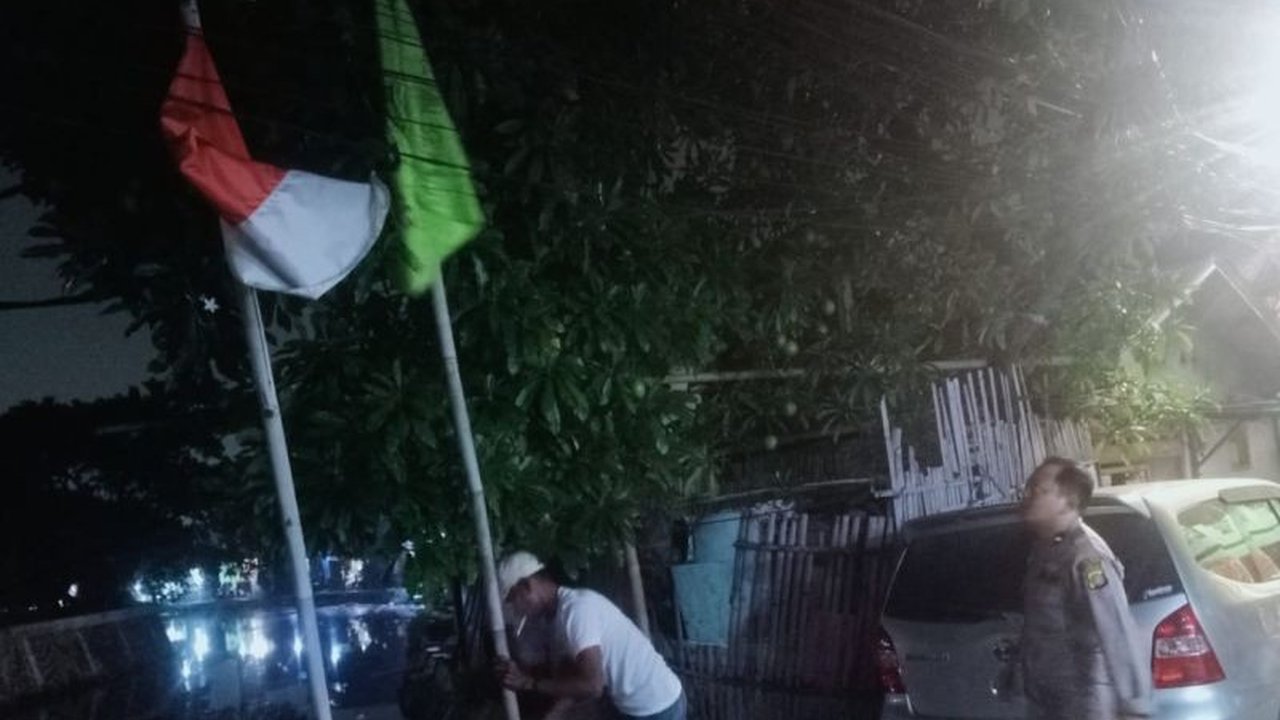 Puluhan atribut ormas, termasuk bendera FBR dan GRIB Jaya, diturunkan polisi di Cilincing, Jakarta Utara, dalam Operasi Berantas Jaya 2025 untuk menjaga keamanan dan ketertiban.