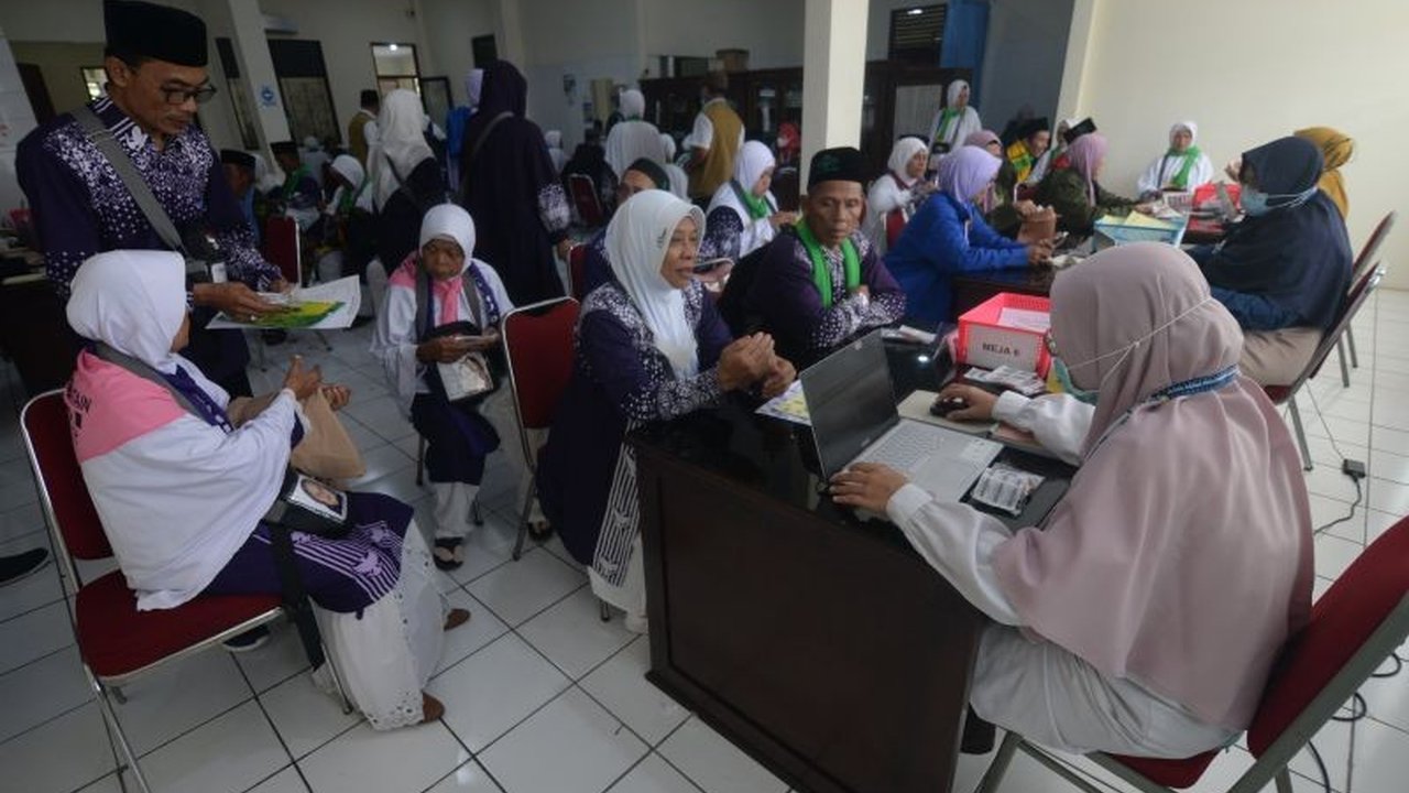 Dokter Mulianah sarankan calon haji konsumsi vitamin C, D, Zinc, dan B kompleks untuk daya tahan tubuh optimal jelang ibadah haji, serta tips menjaga pola makan dan kesehatan.