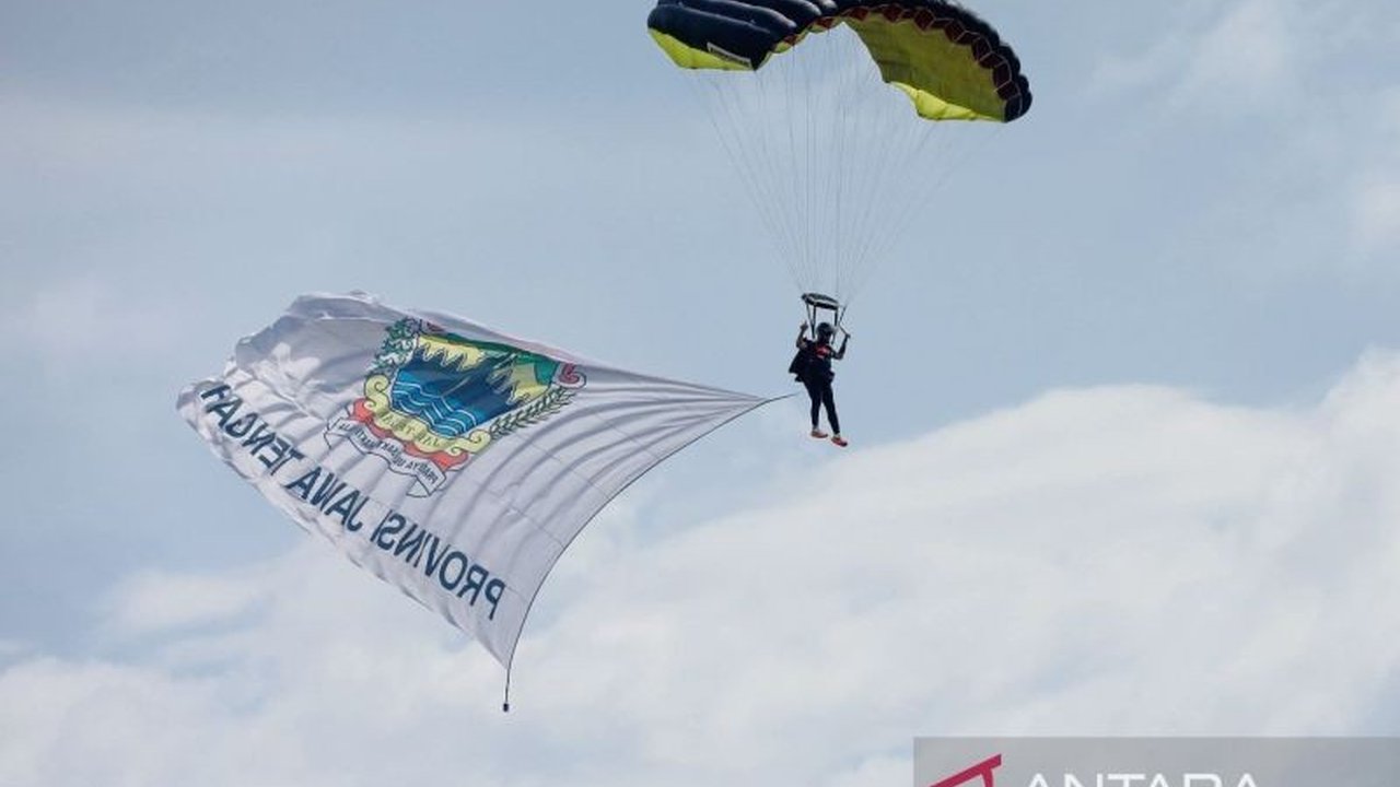 Ajang internasional skydiving di Karimunjawa, Jawa Tengah, diprediksi akan mendongkrak kunjungan wisatawan mancanegara dan meningkatkan aksesibilitas pulau melalui pembukaan kembali penerbangan perintis.